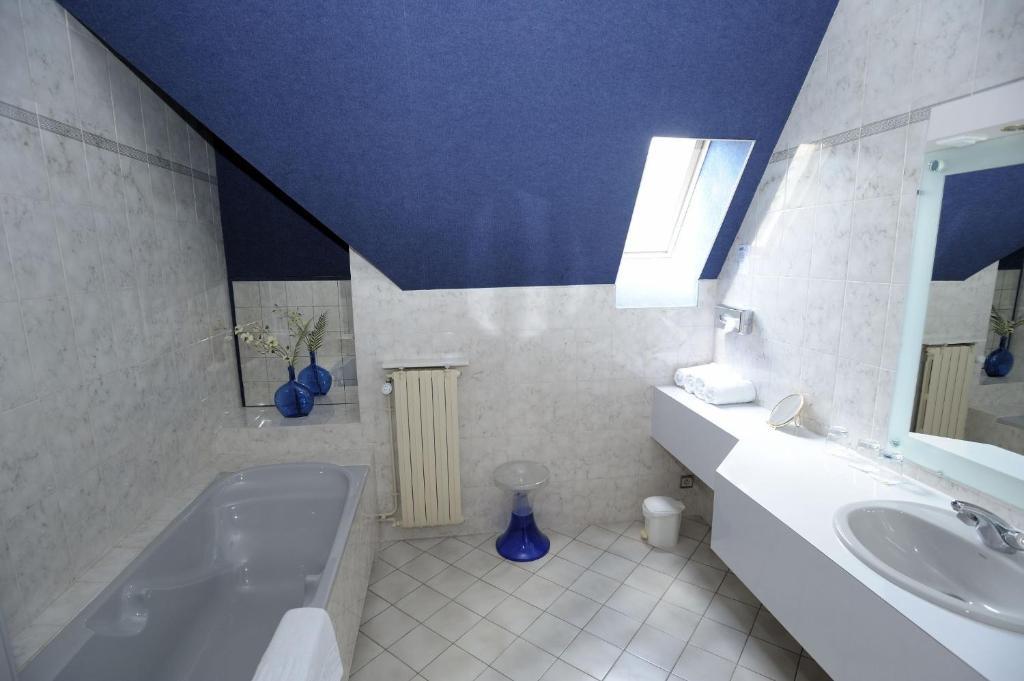 Hotel Logis Le Relais De La Poste Neuvéglise Habitación foto