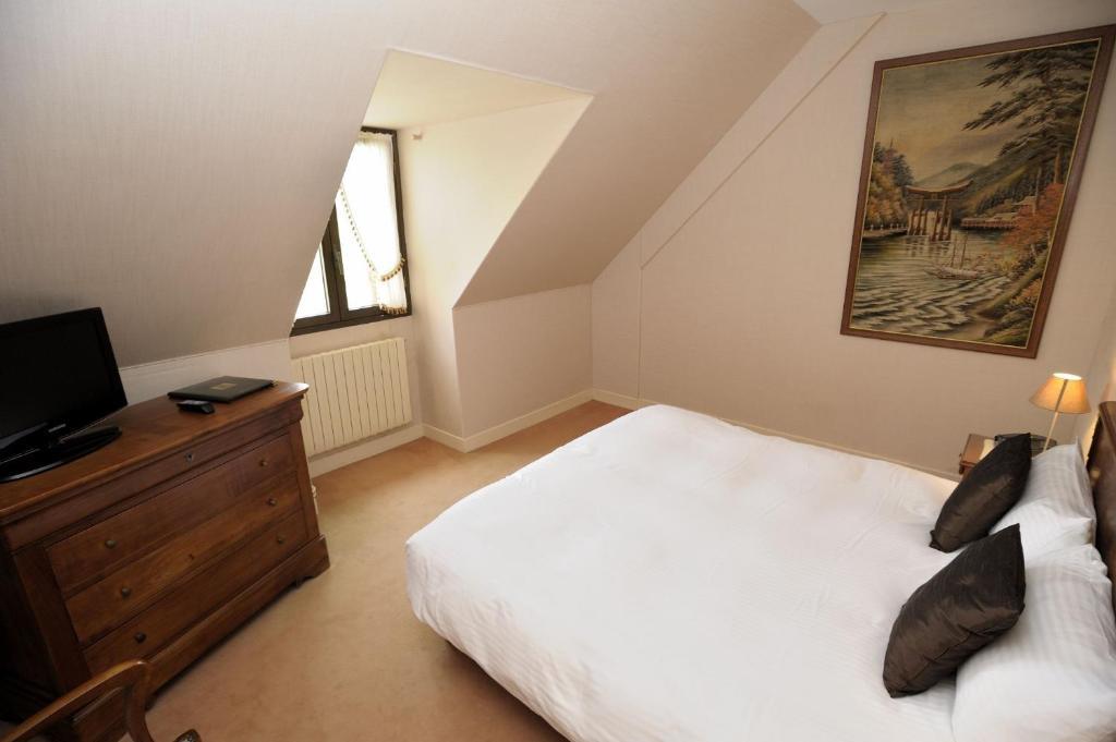 Hotel Logis Le Relais De La Poste Neuvéglise Habitación foto