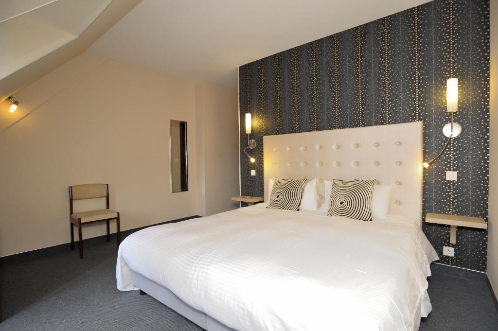 Hotel Logis Le Relais De La Poste Neuvéglise Habitación foto
