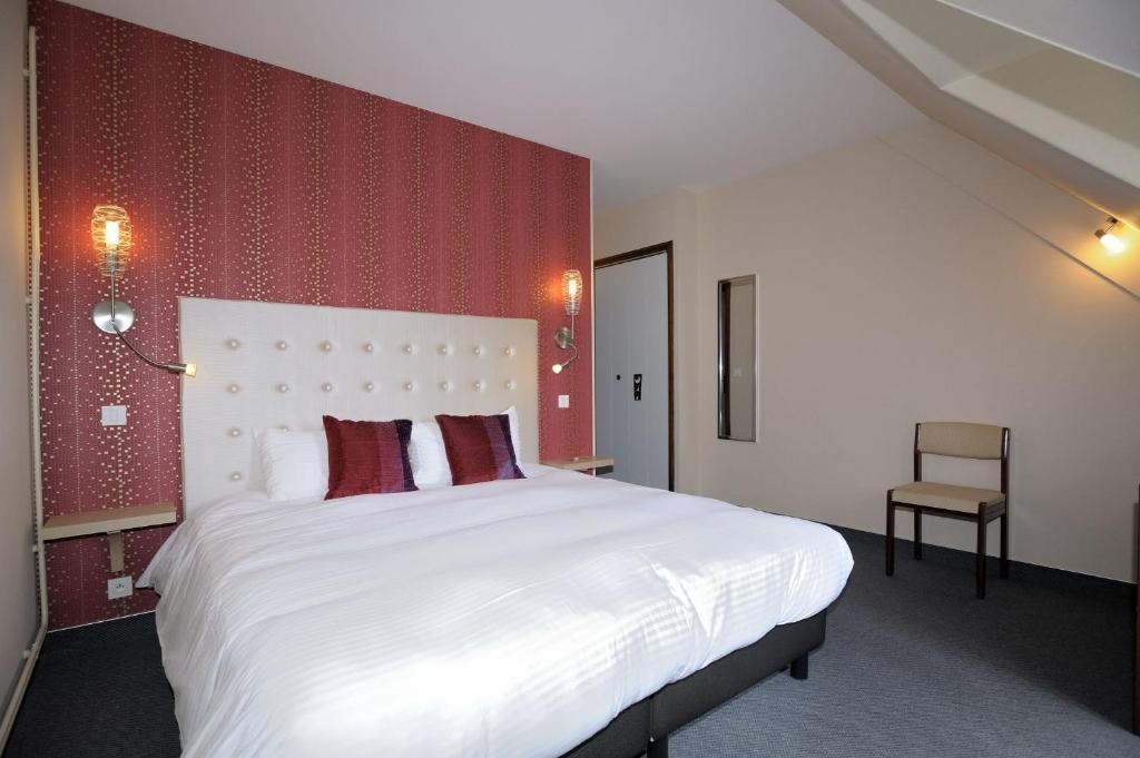 Hotel Logis Le Relais De La Poste Neuvéglise Habitación foto