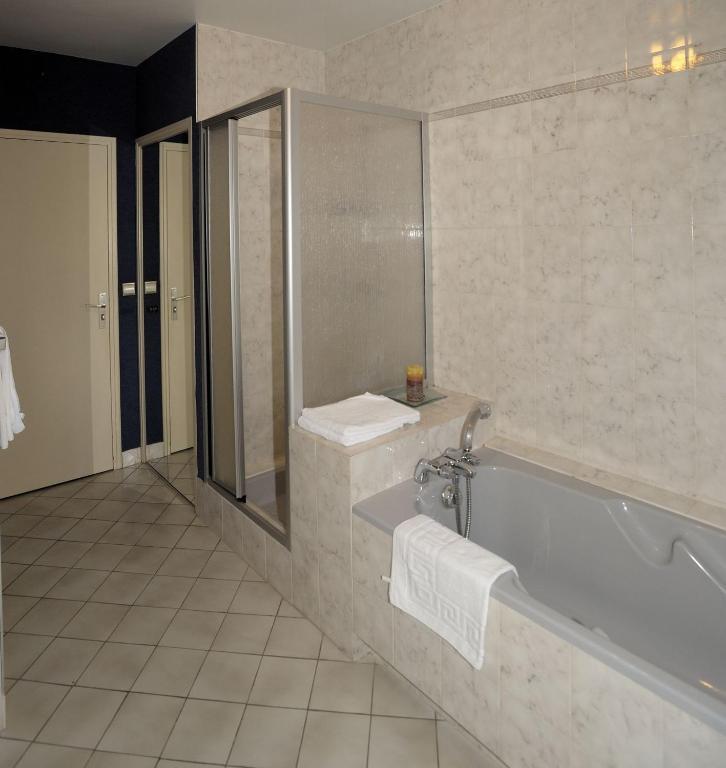 Hotel Logis Le Relais De La Poste Neuvéglise Habitación foto