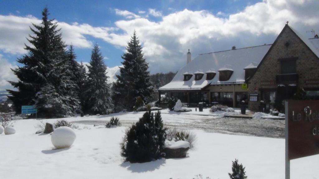 Hotel Logis Le Relais De La Poste Neuvéglise Exterior foto