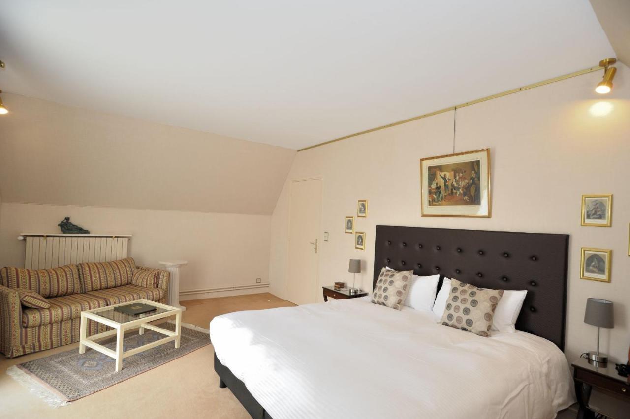 Hotel Logis Le Relais De La Poste Neuvéglise Habitación foto