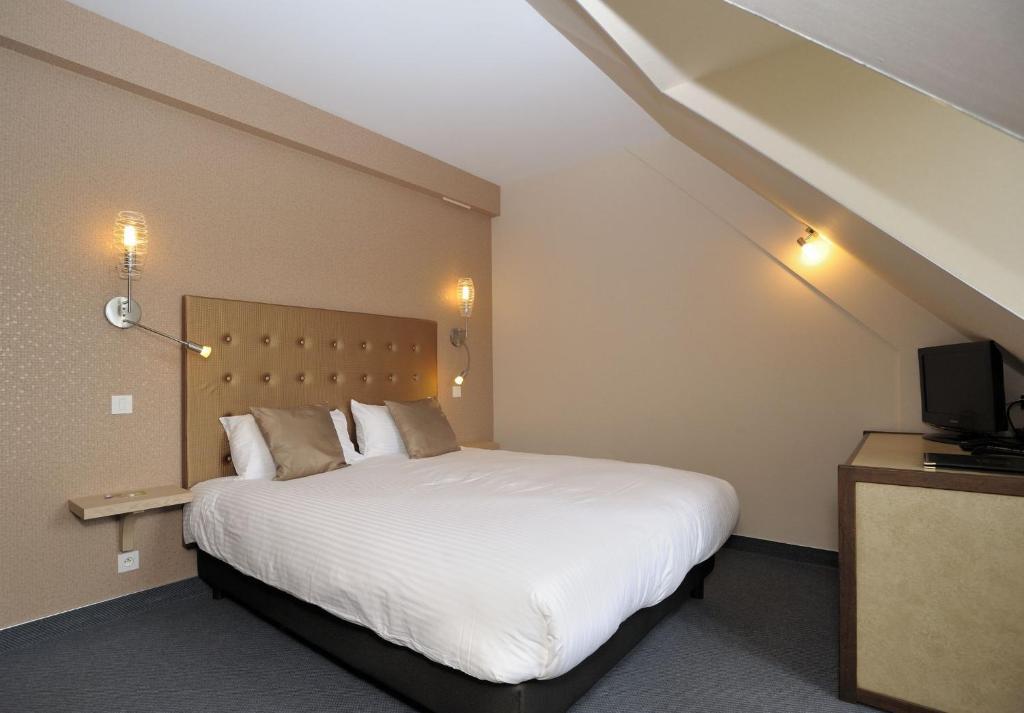 Hotel Logis Le Relais De La Poste Neuvéglise Habitación foto